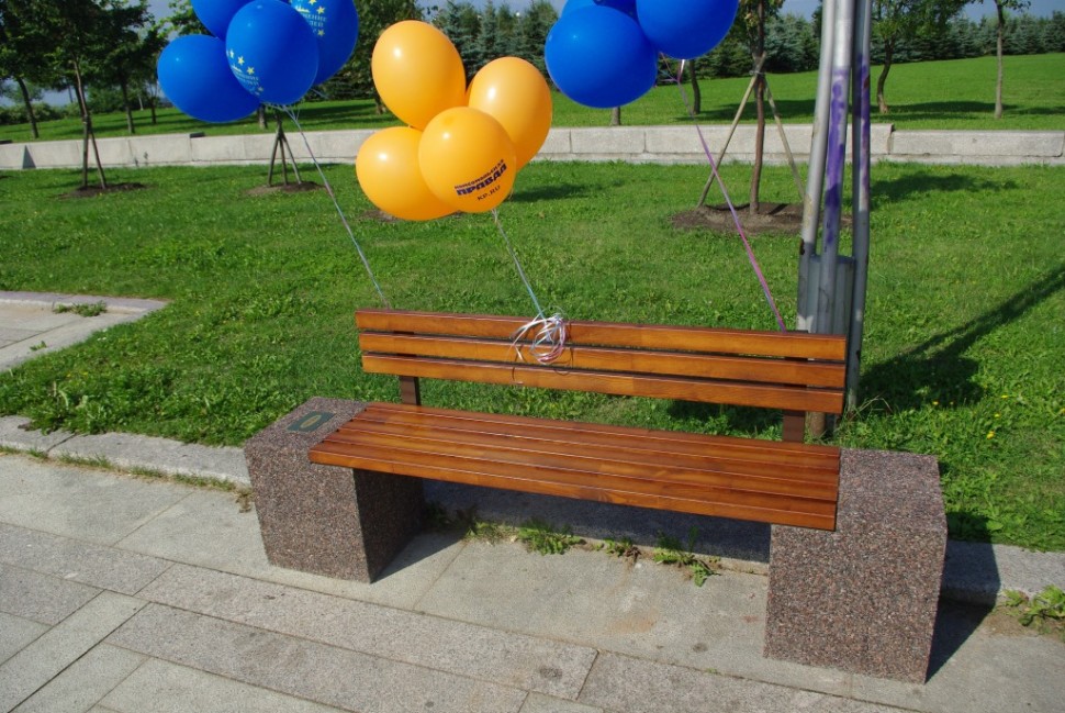 Бетонная скамейка со спинкой ЕВРО2 Lux с фактурой